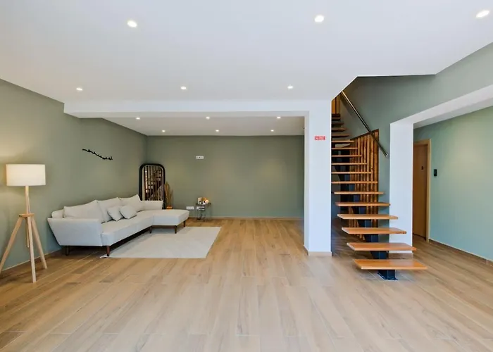 Lovely Fully Equipped Near Subway N9 *