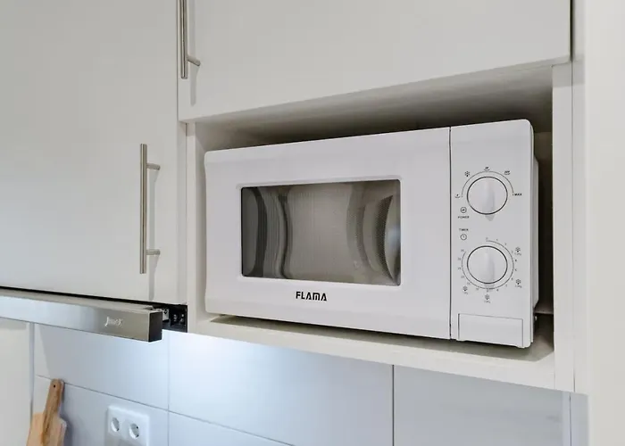 Lovely Fully Equipped Near Subway N9 *