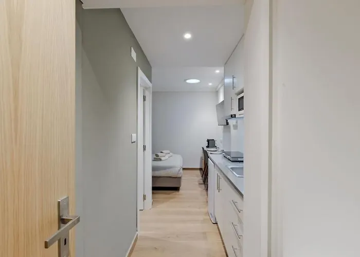 Lovely Fully Equipped Near Subway N9 *