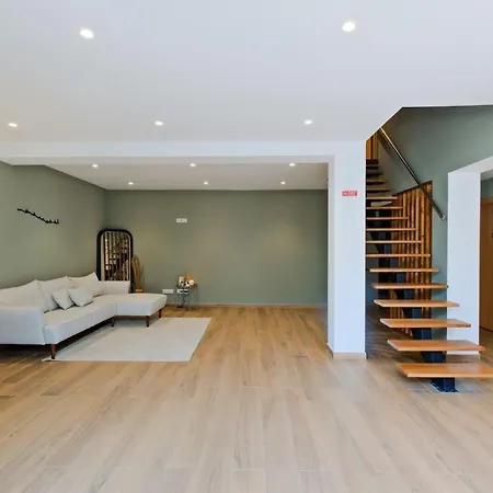 Lovely Fully Equipped Near Subway N9 *